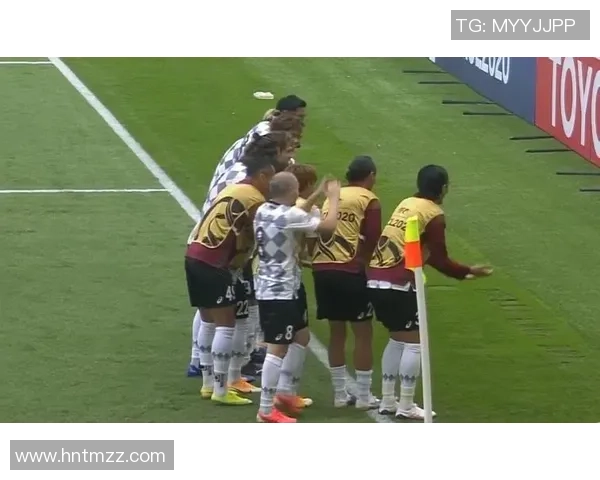 足球巨星重返故土再续辉煌传奇引发球迷热烈期待与欢呼